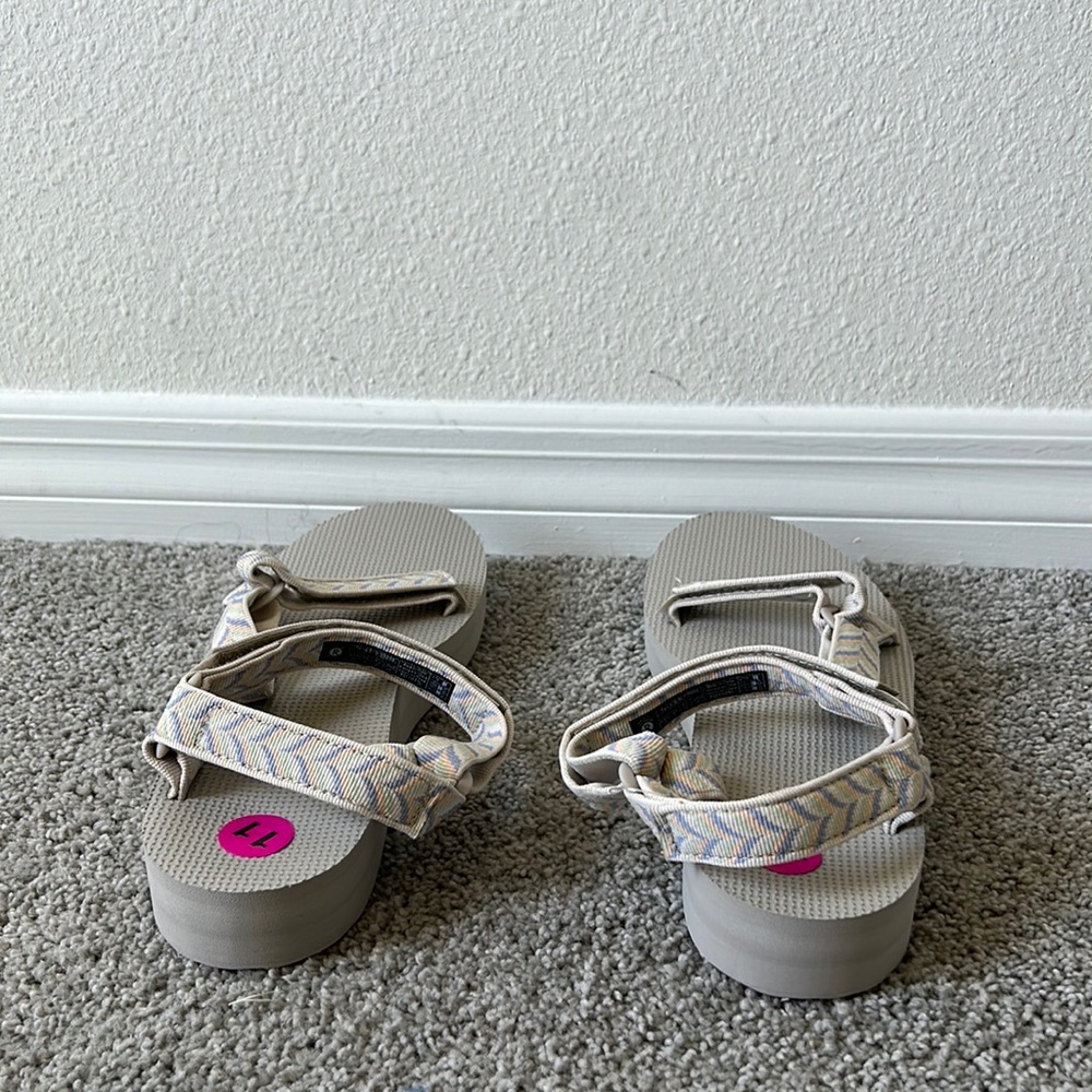BRAND NEW TEVA SANDALS SHOES SIZE 11 - Picture 3 of 5